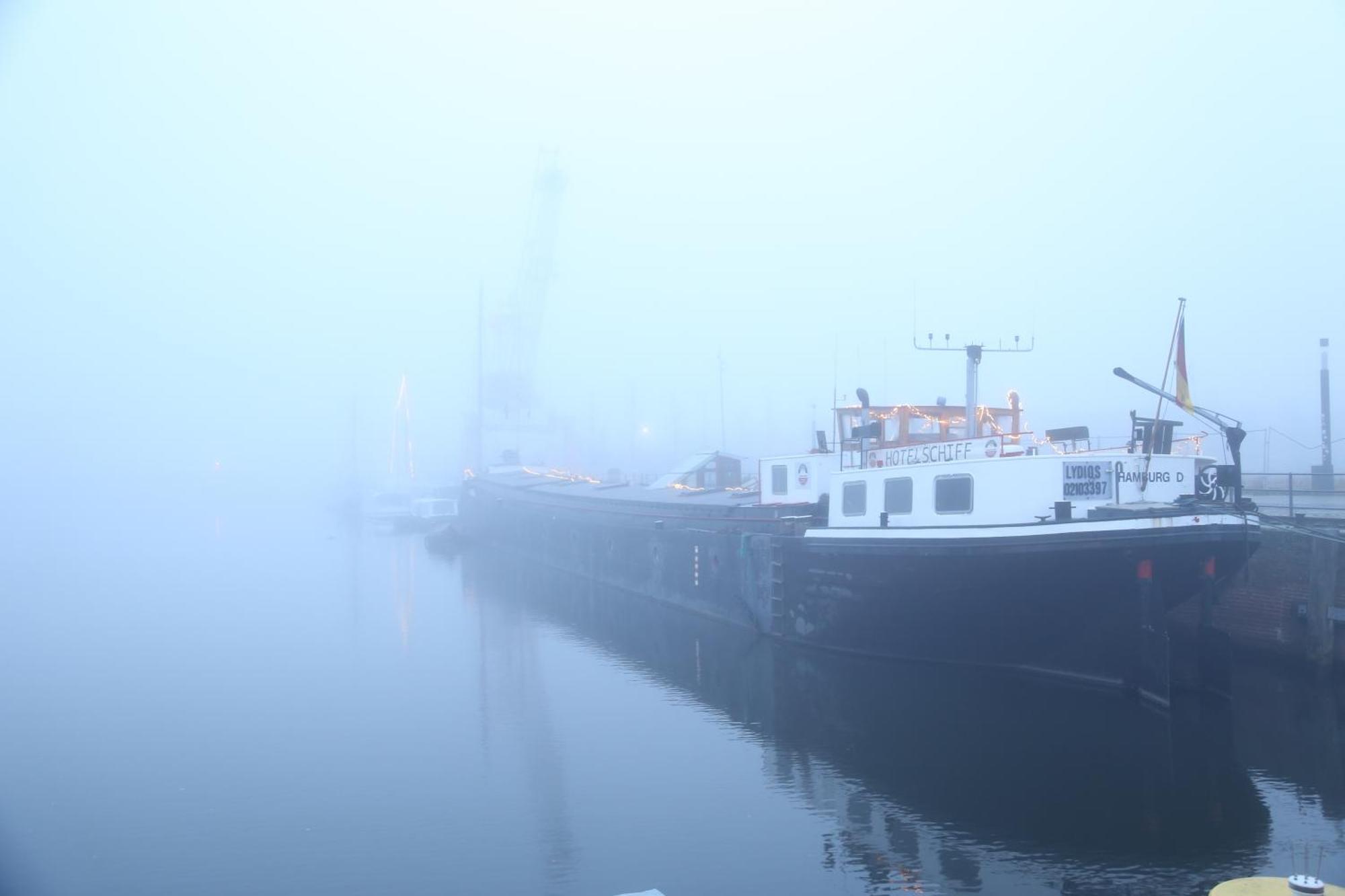 Schiffshotel "Schlafen Im Hafen" Хамбург Екстериор снимка