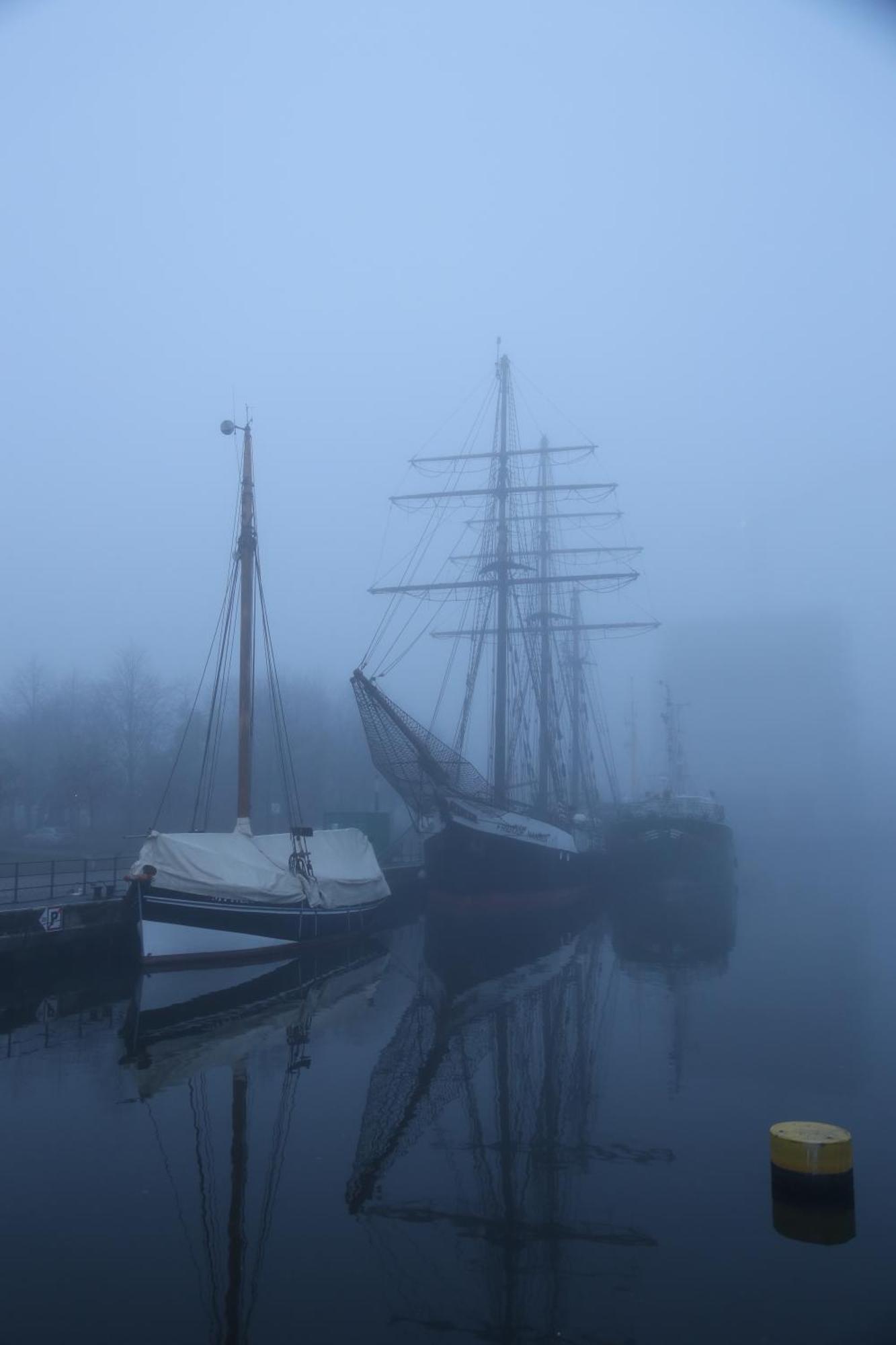 Schiffshotel "Schlafen Im Hafen" Хамбург Екстериор снимка