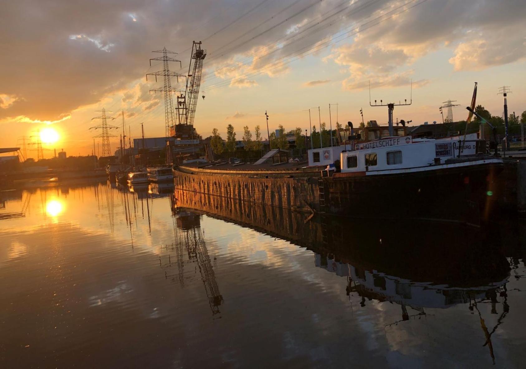 Schiffshotel "Schlafen Im Hafen" Хамбург Екстериор снимка