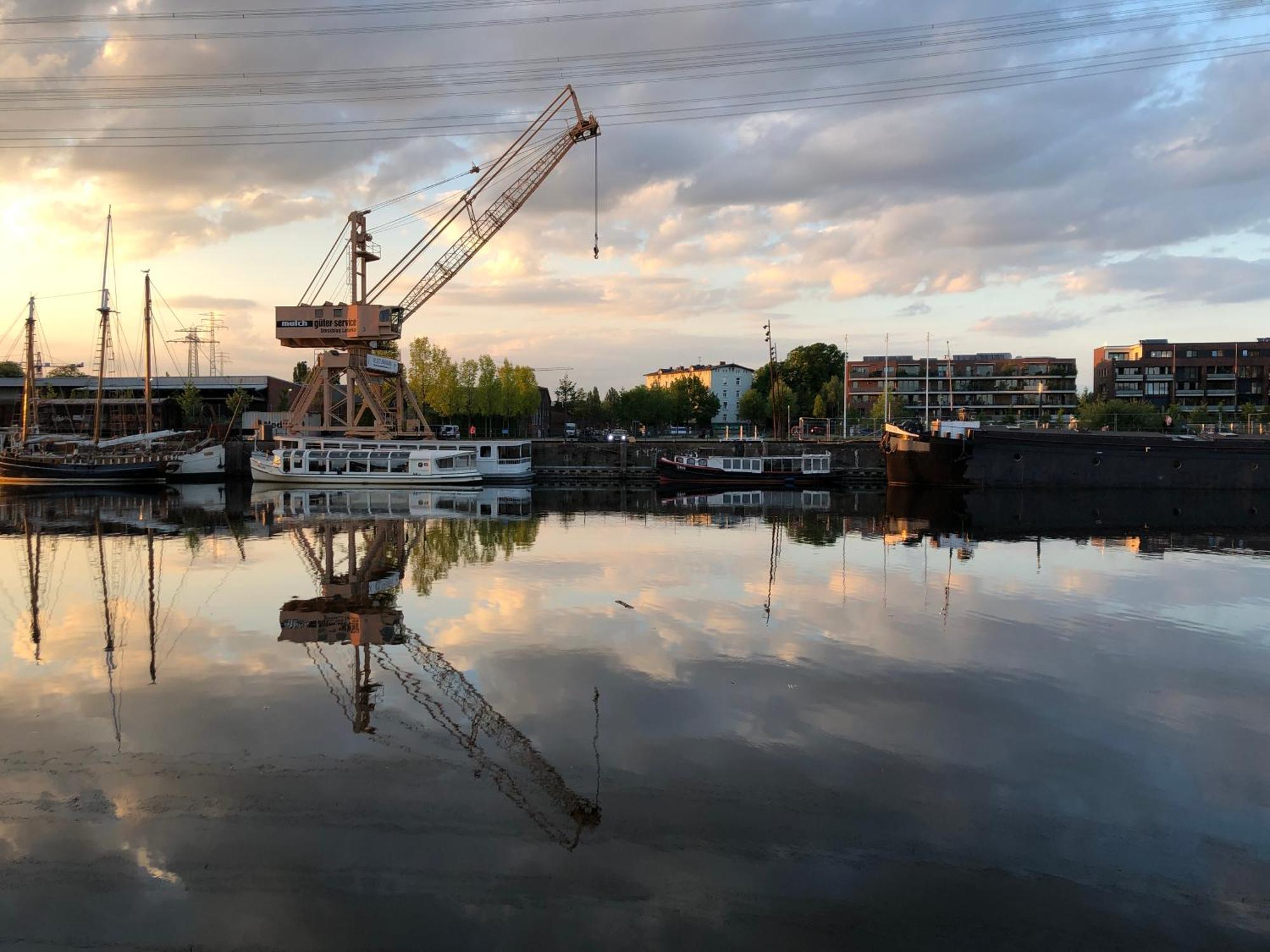 Schiffshotel "Schlafen Im Hafen" Хамбург Екстериор снимка