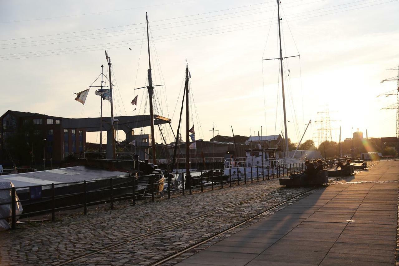 Schiffshotel "Schlafen Im Hafen" Хамбург Екстериор снимка