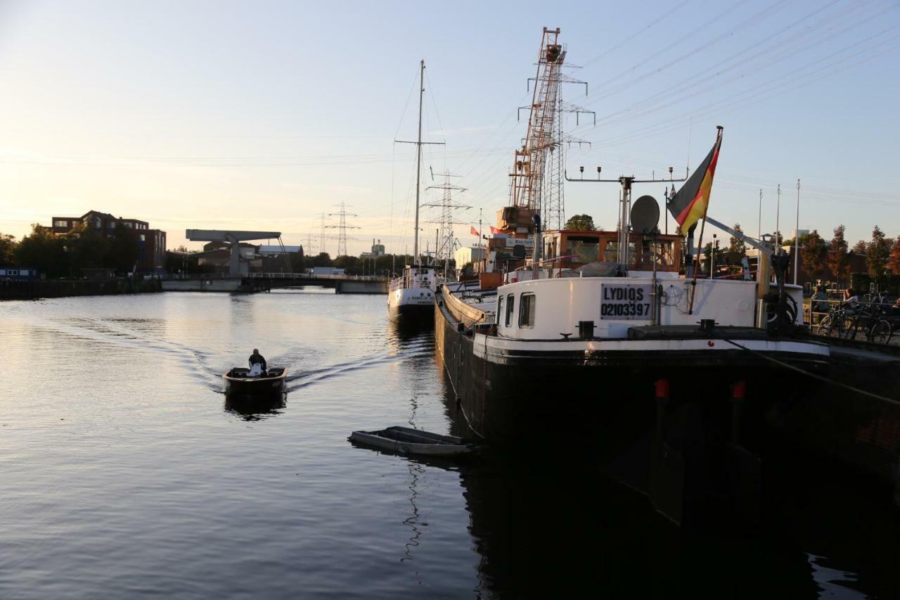 Schiffshotel "Schlafen Im Hafen" Хамбург Екстериор снимка